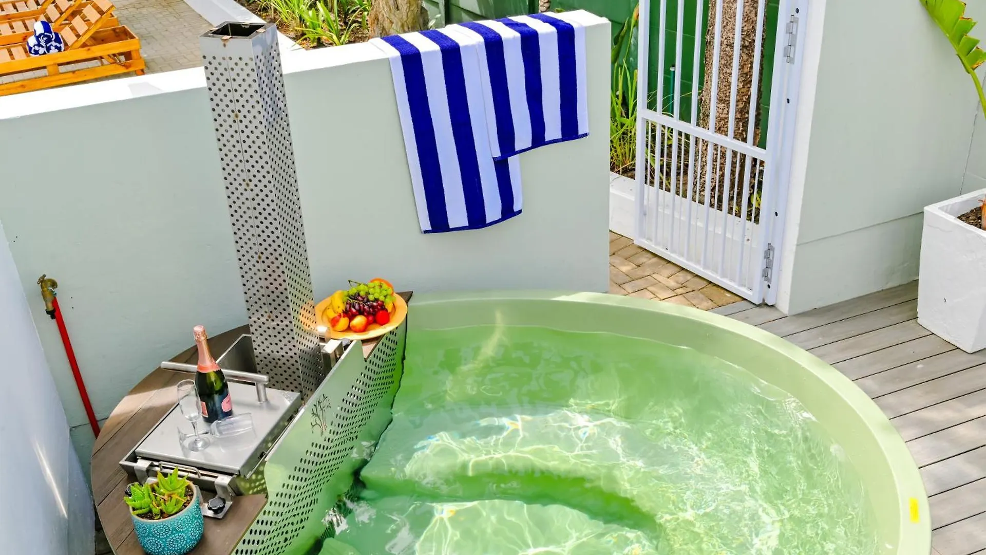 Spray Villa With Hot Tub And Close To The Beach Bloubergstrand